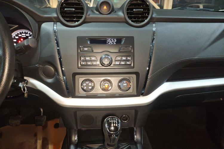Used Dongfeng Ruichi 6 2023 Revised Version 2.3T Manual Two-Wheel Drive Diesel Standard Trim with Long Cargo Bed Audio And AC Panel