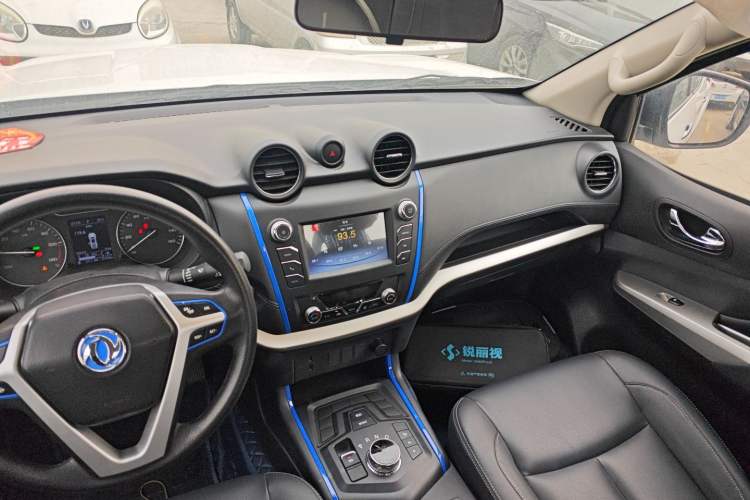 Used Dongfeng Ruichi 6 2023 Bucket-Style Standard Version 350 km Audio And AC Panel