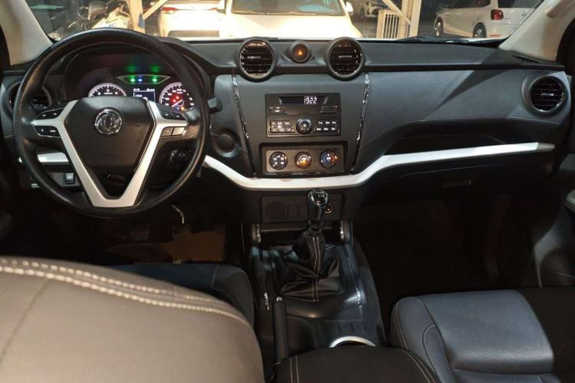 Used Dongfeng Ruichi 6 2023 Revised Version 2.3T Manual Two-Wheel Drive Diesel Standard Trim with Long Cargo Bed Interior 2
