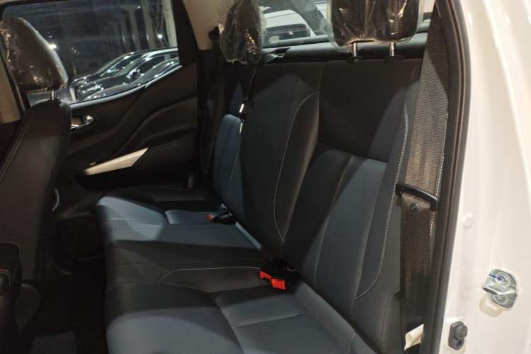 Used Dongfeng Ruichi 6 2023 Revised Version 2.3T Manual Two-Wheel Drive Diesel Standard Trim with Long Cargo Bed Interior 4