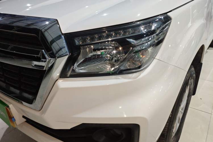 Used Dongfeng Ruichi 6 2023 Revised Version 2.3T Manual Two-Wheel Drive Diesel Standard Trim with Long Cargo Bed Left Front Headlight