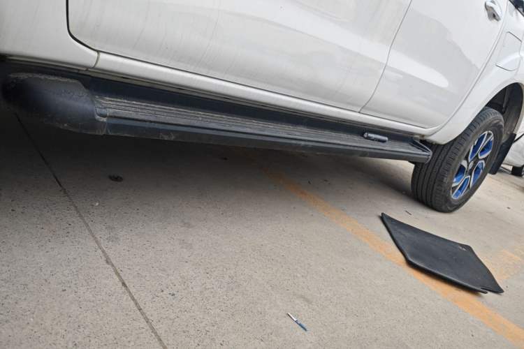 Used Dongfeng Ruichi 6 2023 Bucket-Style Standard Version 350 km Left Side Sill