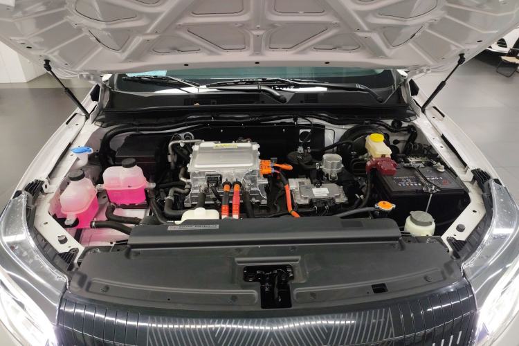 Used Dongfeng Ruichi 7 2025 Model, Two-Wheel-Drive Elite Edition Bucket Version Engine Bay
