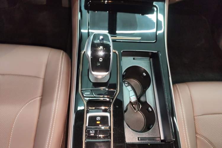 Used Dongfeng Ruichi 7 2025 Model, Two-Wheel-Drive Elite Edition Bucket Version Gear Lever