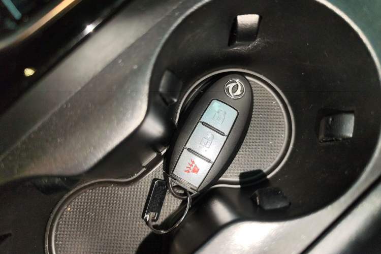 Used Dongfeng Ruichi 7 2025 Model, Two-Wheel-Drive Elite Edition Bucket Version Interior 1