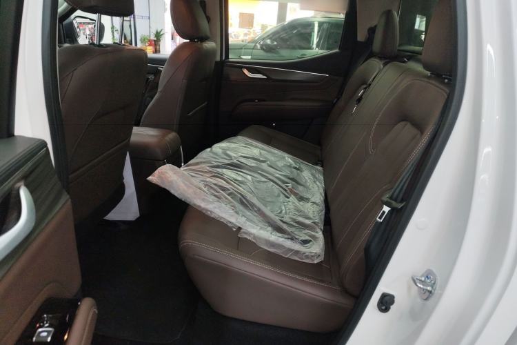 Used Dongfeng Ruichi 7 2025 Model, Two-Wheel-Drive Elite Edition Bucket Version Interior 4