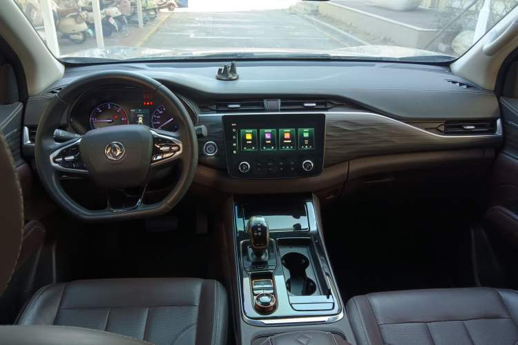 Used Dongfeng Ruichi 7 2022 2.3T Automatic All-Wheel Drive Diesel Standard Version with Long Cargo Bed M9T Interior 2
