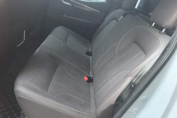 Used Dongfeng Ruichi 7 2022 2.3T Automatic Two-Wheel Drive Diesel Standard Edition Flatbed Cargo Box M9T Interior 4