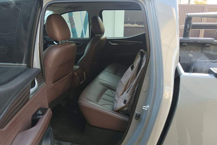 Used Dongfeng Ruichi 7 2022 2.3T Automatic All-Wheel Drive Diesel Standard Version with Long Cargo Bed M9T Interior 4