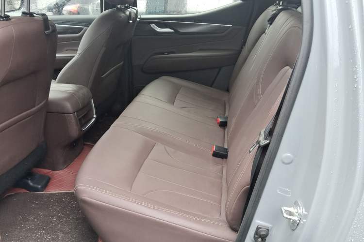 Used Dongfeng Ruichi 7 2022 2.3T Automatic All-Wheel Drive Diesel Standard Version with Long Cargo Bed and Flat-Floor M9T Interior 6