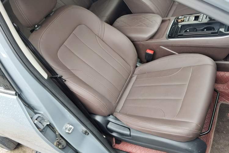 Used Dongfeng Ruichi 7 2022 2.3T Automatic All-Wheel Drive Diesel Standard Version with Long Cargo Bed and Flat-Floor M9T Interior 8