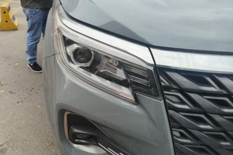 Used Dongfeng Ruichi 7 2022 2.3T Manual Two-Wheel Drive Diesel Standard Version with Long Cargo Bed M9T Right Front Headlight