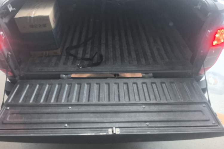 Used Dongfeng Ruichi 7 2022 2.3T Automatic Two-Wheel Drive Diesel Standard Edition Flatbed Cargo Box M9T Trunk