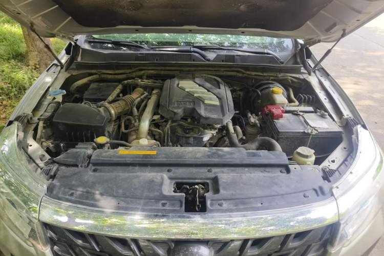 Used Dongfeng Ruichi 7 2022 2.3T Manual Two-Wheel Drive Diesel Standard Version with Long Cargo Bed and Flatbed M9T Engine Bay