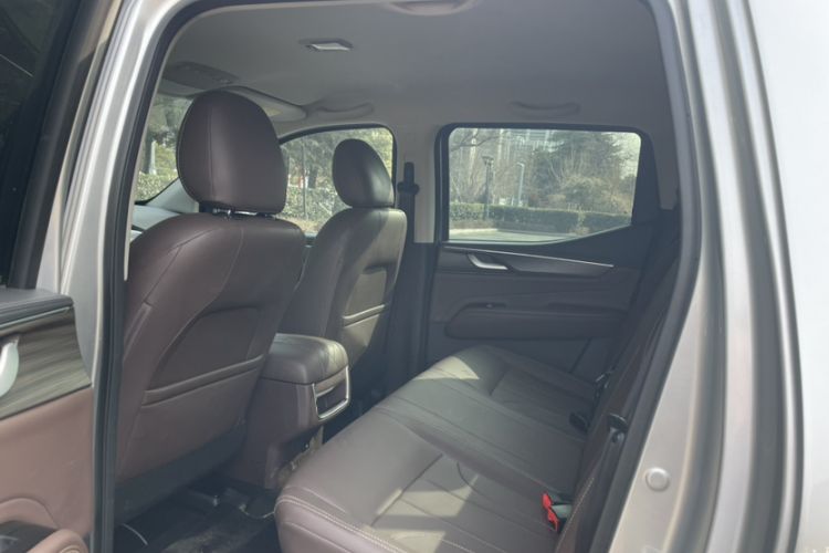 Used Dongfeng Ruichi 7 2022 2.3T Automatic Two-Wheel Drive Diesel Standard Version with Long Cargo Bed and Flat-Floor Design M9T Interior 3