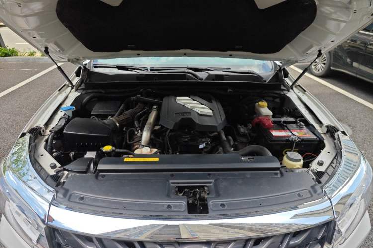 Used Dongfeng Ruichi 7 2022 2.3T Automatic All-Wheel Drive Diesel Standard Version with Long Cargo Bed and Flat-Floor M9T Engine Bay