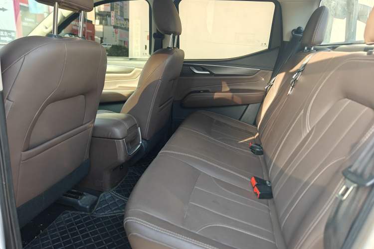 Used Dongfeng Ruichi 7 2022 2.3T Manual 4x4 Diesel Standard Version with Long Cargo Bed and Flatbed M9T Interior 1