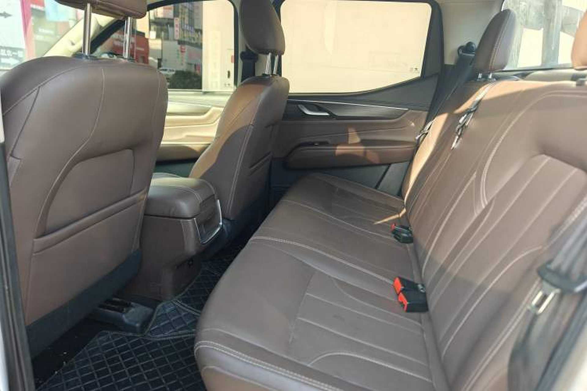 Used Dongfeng Ruichi 7 2022 2.3T Manual 4x4 Diesel Standard Version with Long Cargo Bed and Flatbed M9T Interior 1