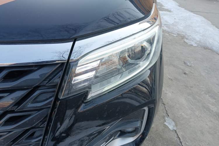 Used Dongfeng Ruichi 7 2023 2.3T Automatic Two-Wheel Drive Diesel Standard Version with Long Cargo Bed Left Front Headlight