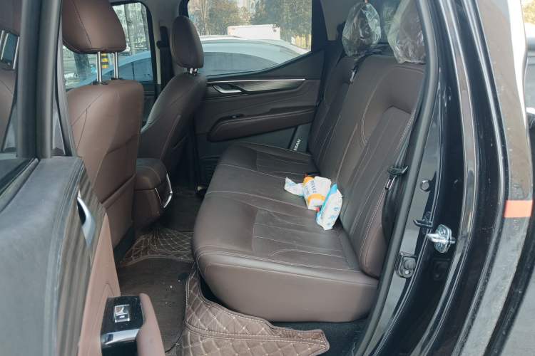 Used Dongfeng Ruichi 7 2023 2.3T Automatic Two-Wheel Drive Diesel Standard Version with Long Cargo Bed Left Rear Seat