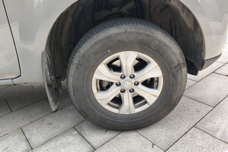 Used Dongfeng Ruichi 7 2023 2.0T Manual Two-Wheel Drive Gasoline Standard Version Right Front Wheel Hub