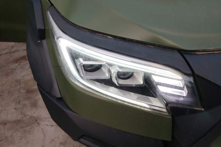 Used Dongfeng Ruichi 7 2023 Huxiao 2.3T Automatic 4x4 Diesel Flagship Model M9T Right Front Headlight