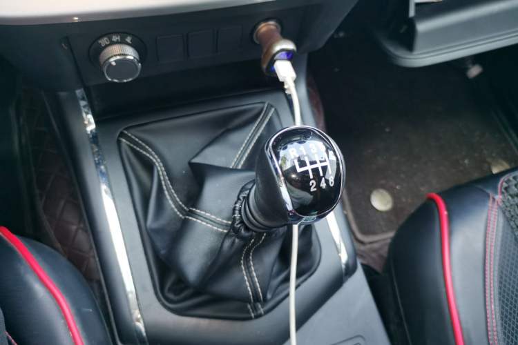 Used Dongfeng Ruichi 7 2024 2.3T Manual Two-Wheel Drive Diesel Elite Edition Gear Lever