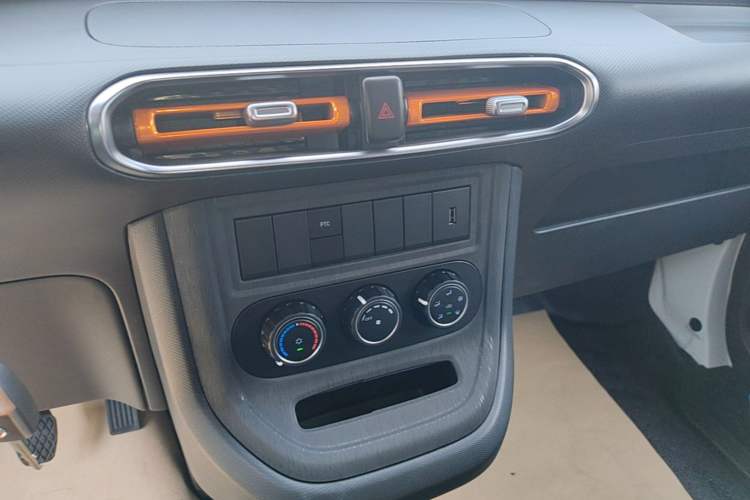 Used Dongfeng Ruilida V8E 2025 Model Bright Window Edition Fudi 50.48 kWh Audio And AC Panel