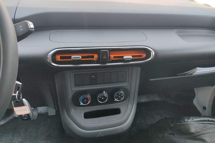 Used Dongfeng Ruilida V8E 2025 Model Bright Window Edition Fudi 50.48 kWh Audio And AC Panel