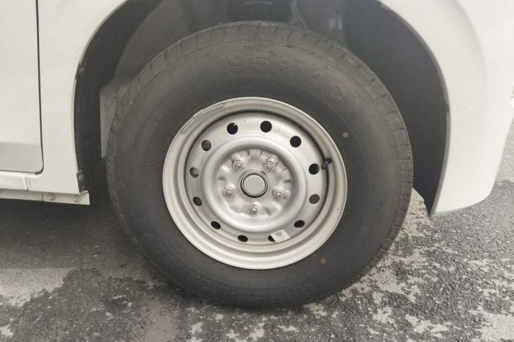 Used Dongfeng Ruilida V8E  Right Front Wheel Hub