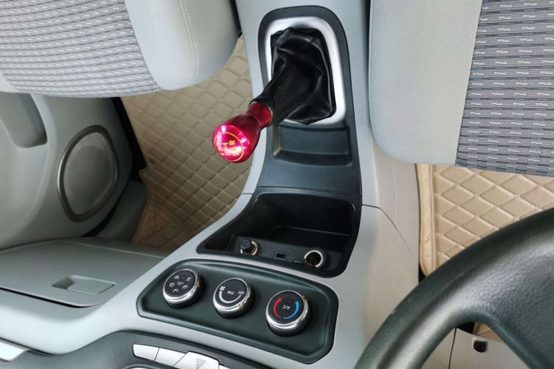 Used Dongfeng Shuaike 2016 1.5L Manual Comfort Model Gear Lever