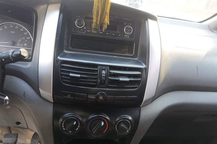 Used Dongfeng Shuaike 2010 1.6L Manual Utility Version Audio And AC Panel
