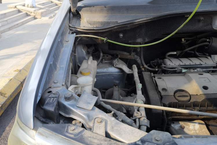 Used Dongfeng Shuaike 2010 1.6L Manual Utility Version Engine Bay Right