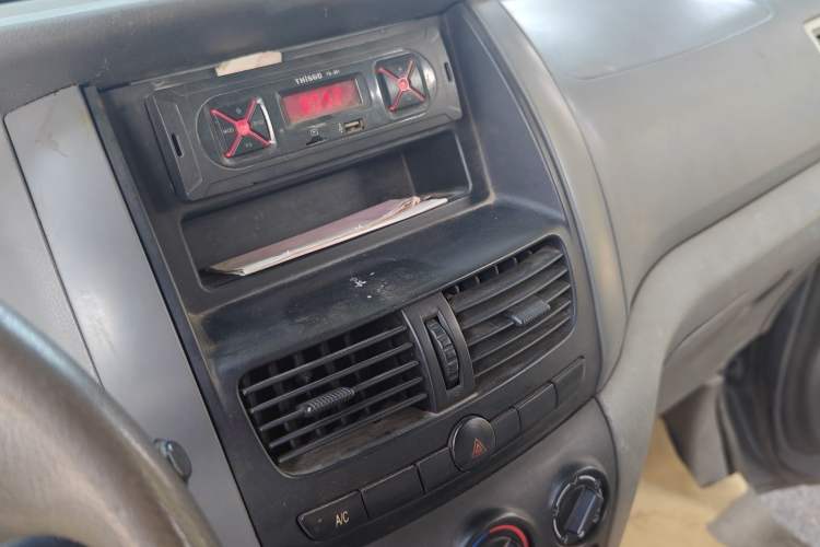 Used Dongfeng Shuaike 2010 1.6L Manual Utility Version Audio And AC Panel