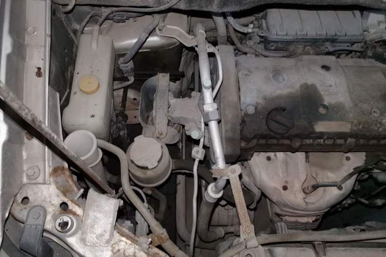 Used Dongfeng Shuaike 2010 1.6L Manual Utility Version Engine Bay Right