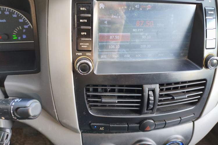 Used Dongfeng Shuaike 2010 1.6L Manual Utility Version Audio And AC Panel