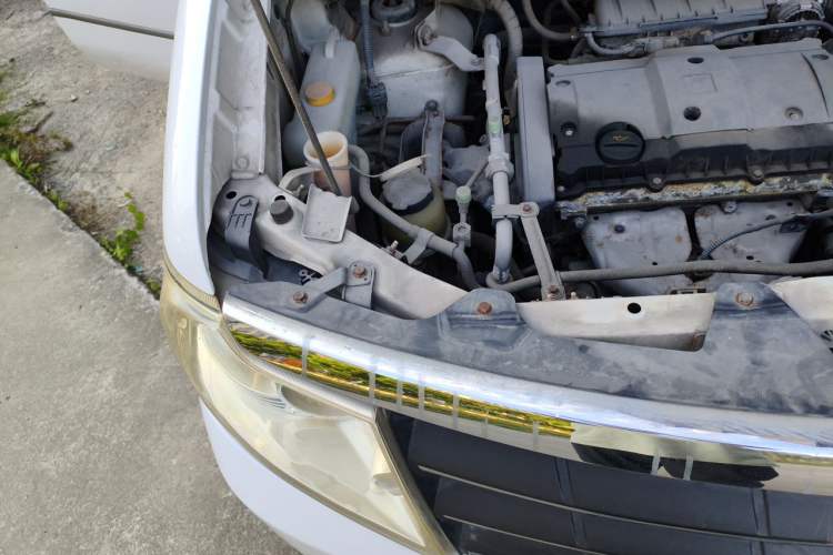 Used Dongfeng Shuaike 2010 1.6L Manual Utility Version Engine Bay Right