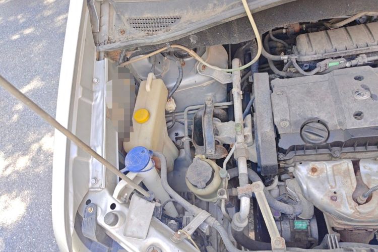 Used Dongfeng Shuaike 2010 1.6L Manual Utility Version Engine Bay Right