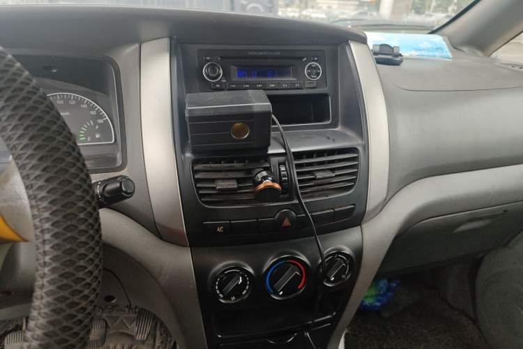 Used Dongfeng Shuaike 2011 1.6L Manual Comfort 7-Seater Audio And AC Panel