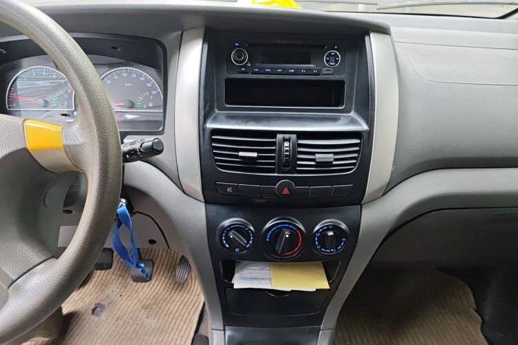Used Dongfeng Shuaike 2011 1.6L Manual Practical 7-Seater Audio And AC Panel