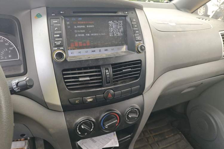 Used Dongfeng Shuaike 2011 1.6L Manual Comfort 7-Seater Audio And AC Panel