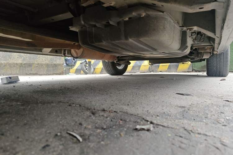 Used Dongfeng Shuaike 2011 1.6L Manual Comfort 7-Seater Chassis Front Left
