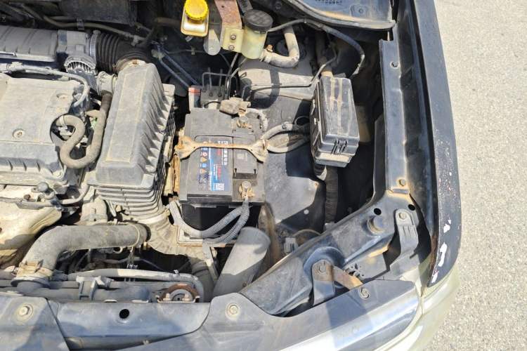 Used Dongfeng Shuaike 2011 1.6L Manual Comfort 7-Seater Engine Bay Left