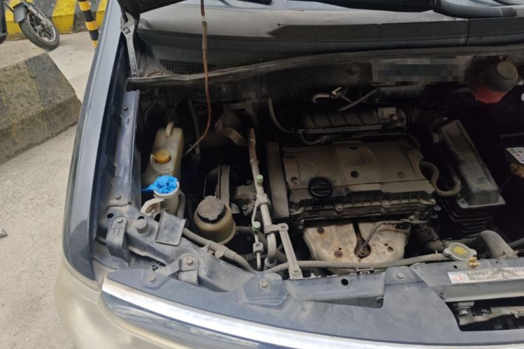 Used Dongfeng Shuaike 2011 1.6L Manual Comfort 7-Seater Engine Bay Right