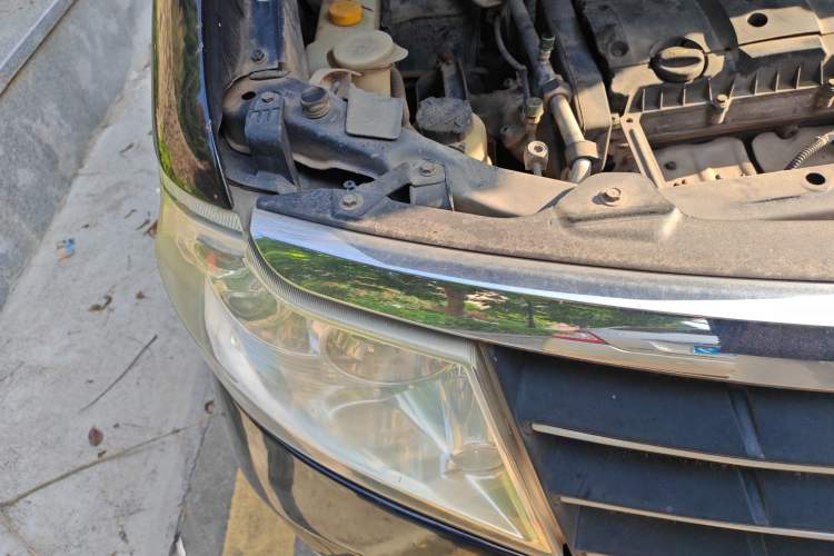 Used Dongfeng Shuaike 2011 1.6L Manual Luxury 7-Seater Engine Bay Right