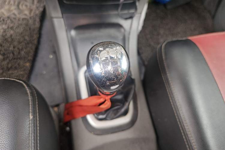 Used Dongfeng Shuaike 2011 1.6L Manual Comfort 7-Seater Gear Lever