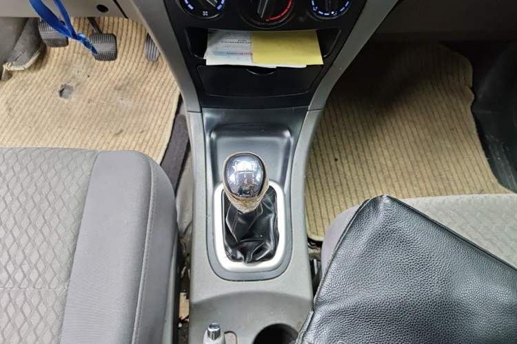 Used Dongfeng Shuaike 2011 1.6L Manual Practical 7-Seater Gear Lever