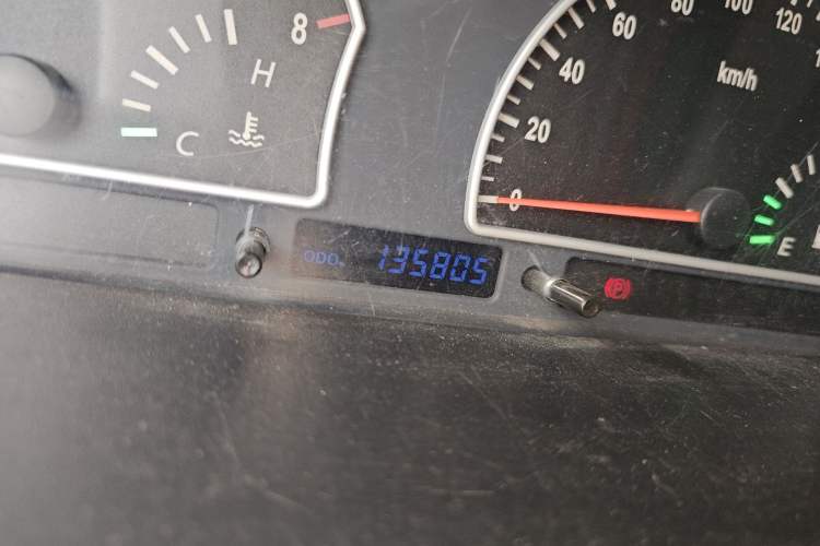 Used Dongfeng Shuaike 2011 1.6L Manual Comfort 7-Seater Odometer Close Up