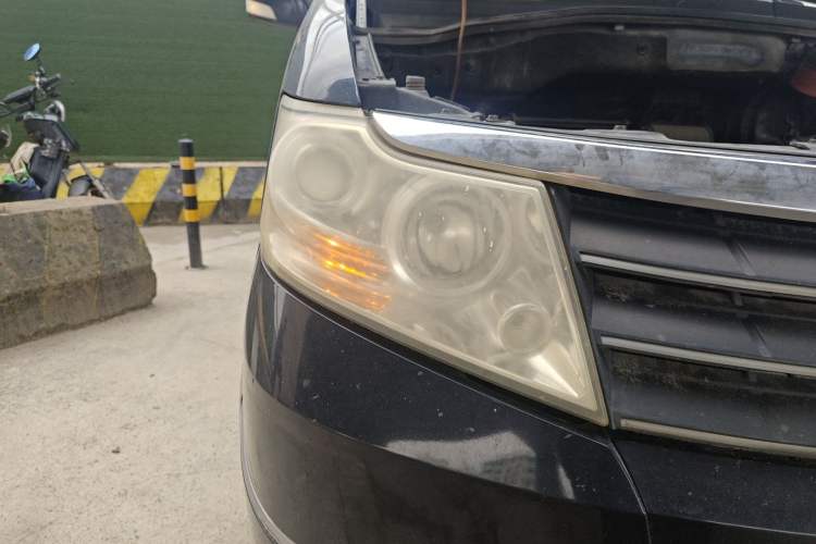 Used Dongfeng Shuaike 2011 1.6L Manual Comfort 7-Seater Right Front Headlight