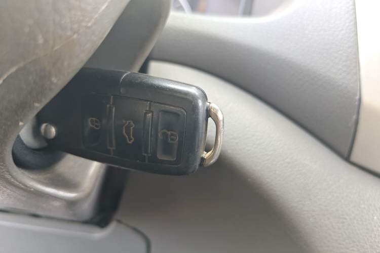 Used Dongfeng Shuaike 2011 1.6L Manual Comfort 7-Seater Vehicle Key